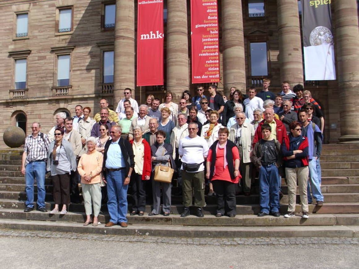 Besuchergruppe 2010 vor dem Kassler Schloss